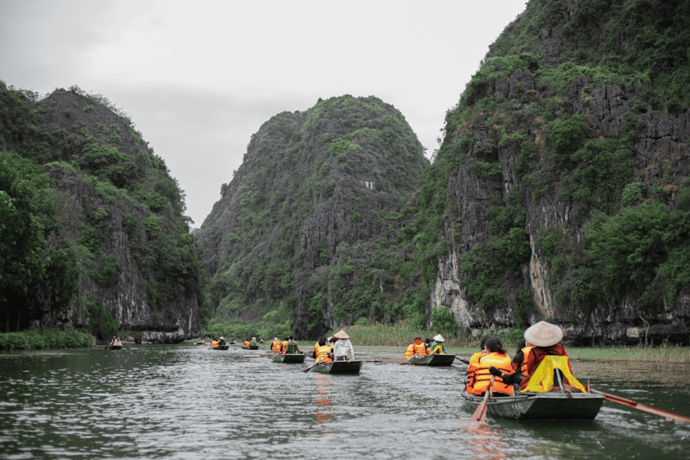 Taking a boat ride to admire the scenery is an unmissable experience when visiting Trang An Ninh Binh (Source: Pexels)